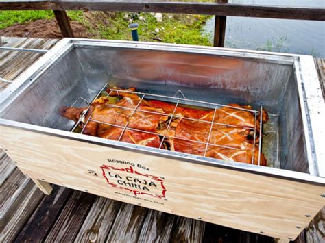 Cerdo cocinándose en una Caja China