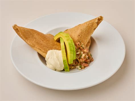 Crepe de carne desmechada con aguacate y crema agria, un plato emblemático de Crepes & Waffles