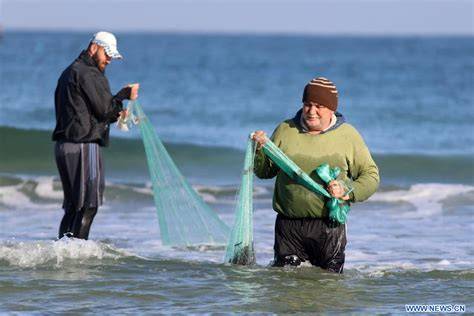 Playa mediterránea con pescadores