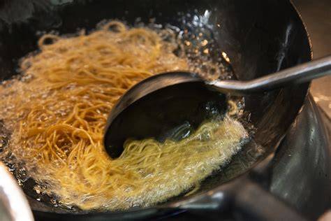 Fideos dorándose en una paellera