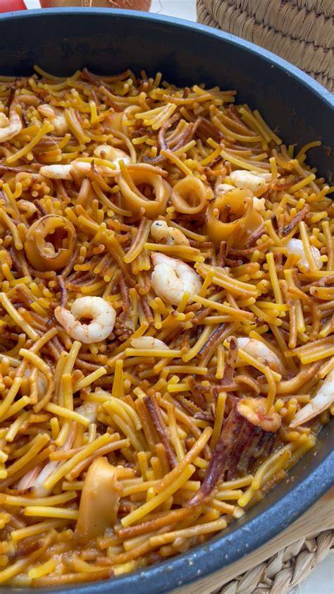 Ingredientes para fideuá en una mesa