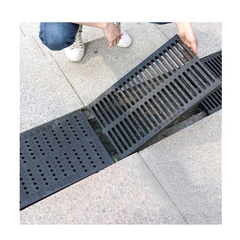 Comparativa visual de diferentes materiales de rejillas para alcantarillas