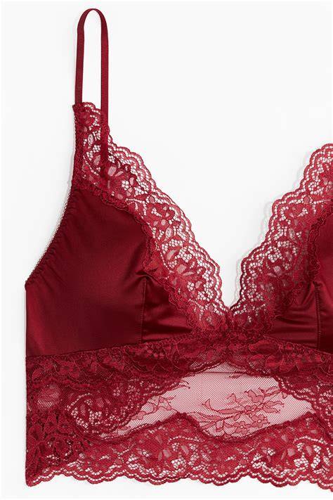 Mujer usando un bralette con relleno bajo una camisa transparente