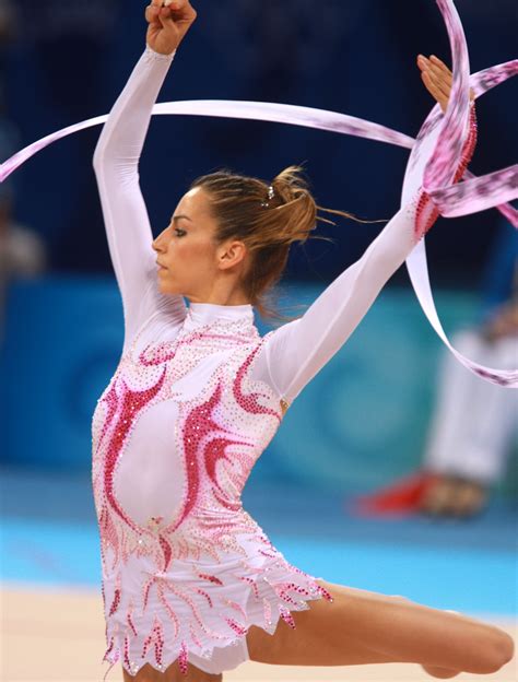 Fotografía de Almudena Cid en una competición de gimnasia rítmica