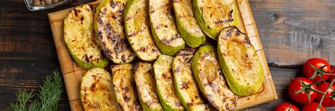 Calabacitas asadas a la parrilla con pimientos y aderezo