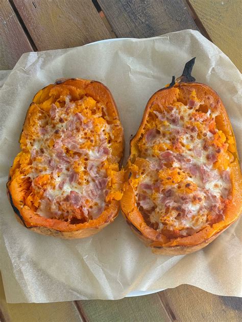 Calabaza horneada rellena de queso y bacon