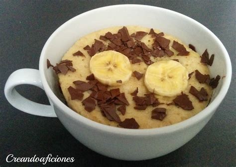 Mug cake de plátano y chocolate en una taza