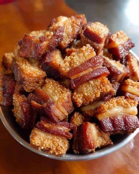 Chicharrones de cerdo fritos y dorados