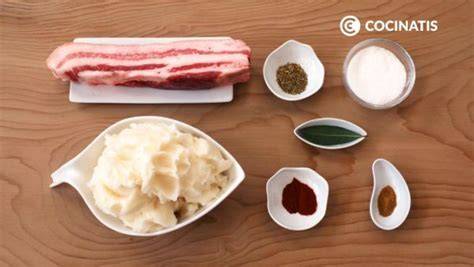Ingredientes para chicharrones andaluces: panceta, especias, manteca de cerdo
