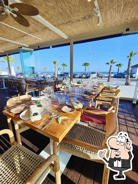 Interior del restaurante Jarana con zona de jardín y chillout