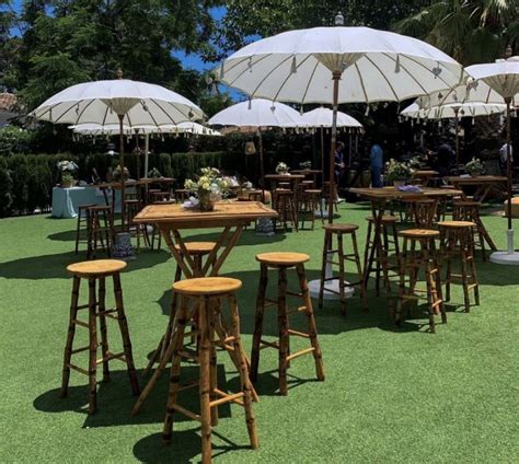 Detalle de mesas altas y zona chillout en Jarana
