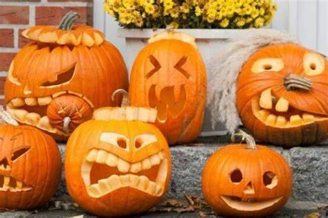 Diferentes diseños de caras talladas en calabazas de Halloween