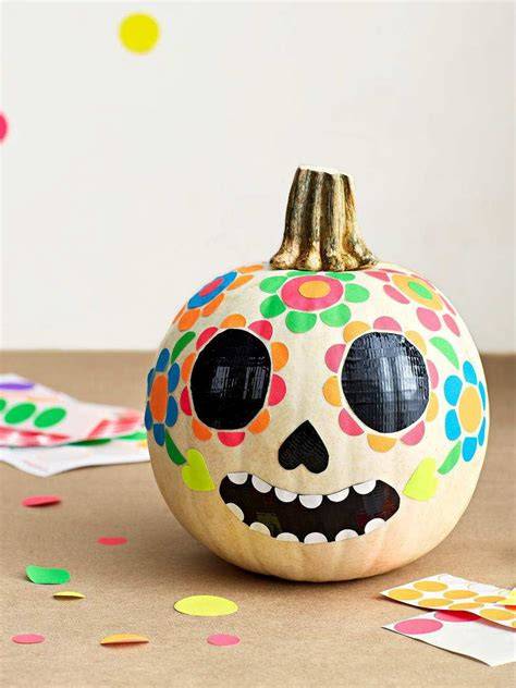 Calabazas decoradas con adhesivos de calaveras