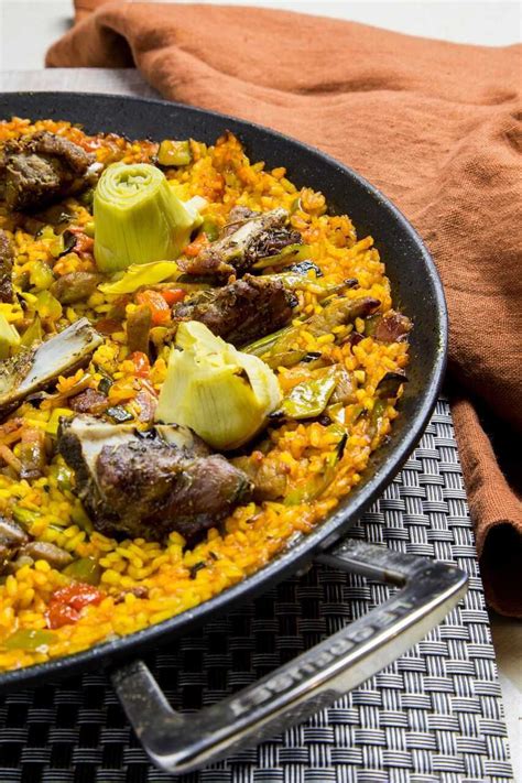 Dorando costillas de cerdo en paella