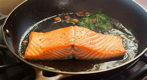 Salmón siendo marcado en sartén