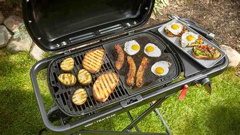 Barbacoa portátil de gas Weber Traveler plegada y desplegada