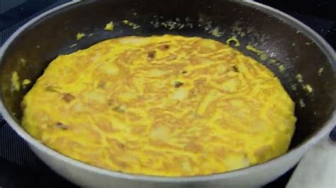 Tortilla cuajándose en la sartén