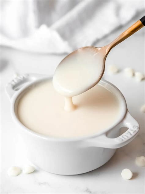 sirope de chocolate blanco sobre un postre