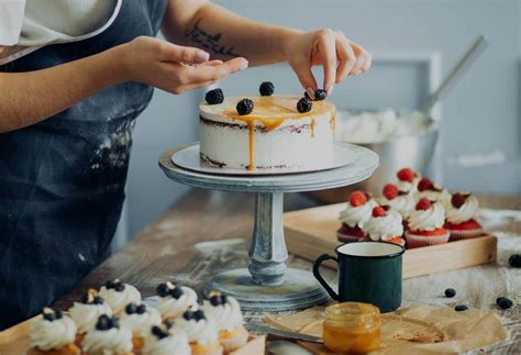 Persona comprando moldes de repostería online desde casa