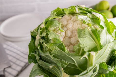Coliflor entera con hojas verdes