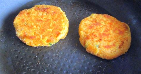 Sartén cocinando tortitas de garbanzos