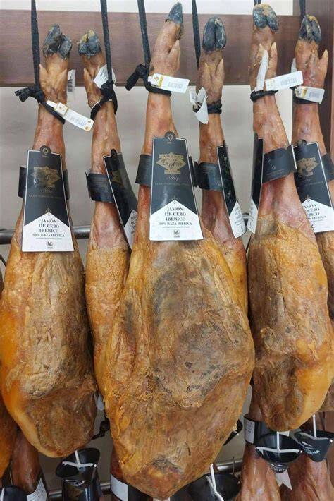 Variedad de productos ibéricos de Jamones La Encina