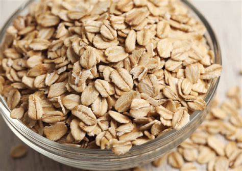 Zanahorias frescas y avena en hojuelas