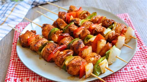 Brochetas de pollo y sandía