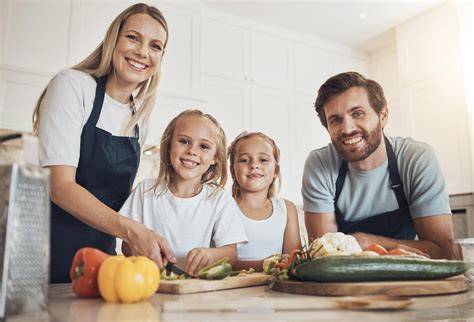 Familia sonriendo en cocina