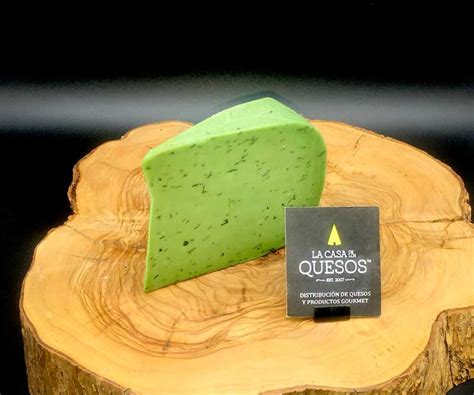 Queso Gouda Pesto Verde en una tabla de quesos