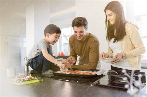 Familia francesa preparando crepes en la cocina