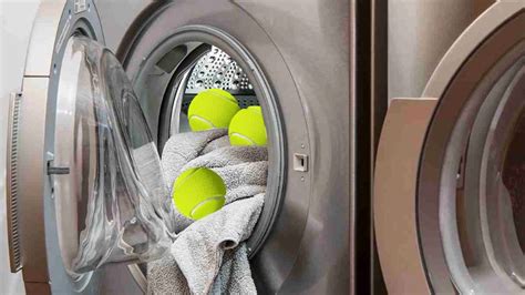 Almohadas en una secadora con pelotas de tenis