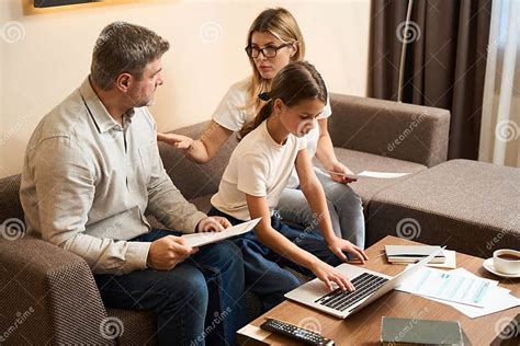 La familia Gomar trabajando unida en la pastelería
