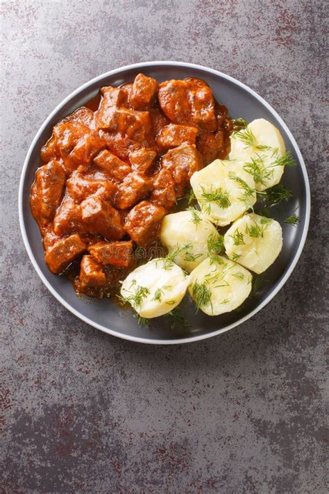 Plato de goulash servido con patatas