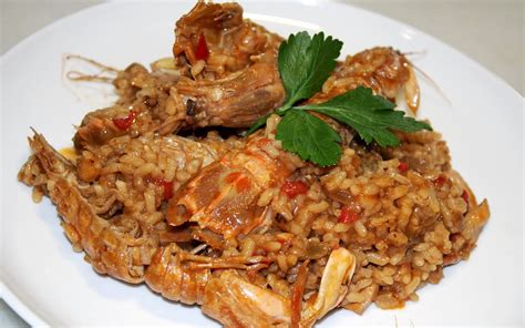 Ingredientes frescos para el arroz con galeras