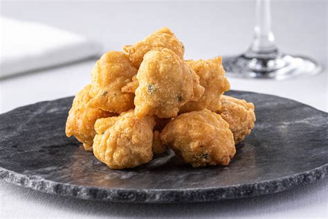 Boladillos de bacalao recién fritos y dorados
