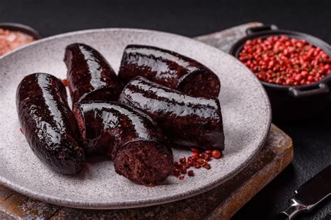 Plato de morcilla de berenjena servido con pan
