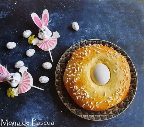 Proceso de decoración de la Mona de Pascua con fideos de chocolate