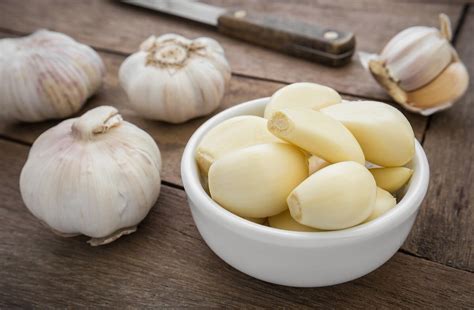 Ajos frescos y dientes de ajo pelados