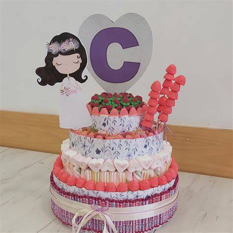 Diseño de tarta de chuches para comunión con temática infantil