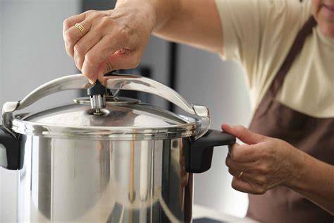 Olla a presión Lacor en funcionamiento con alimentos
