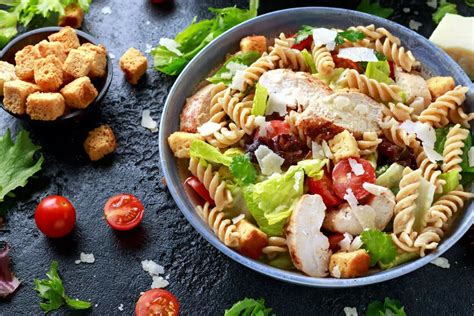 Ensalada de pasta con pollo y verduras