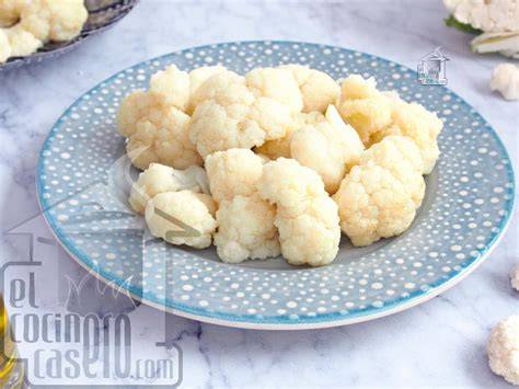 Coliflor cociéndose al vapor en el microondas
