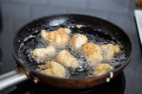 Coliflor friéndose en una sartén