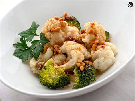 Plato de brócoli y coliflor rebozados servidos