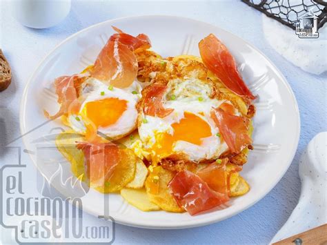 Plato de huevos rotos con jamón y chorizo
