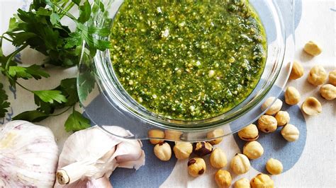 Ingredientes para la picada: tomate, ajo, perejil y avellanas