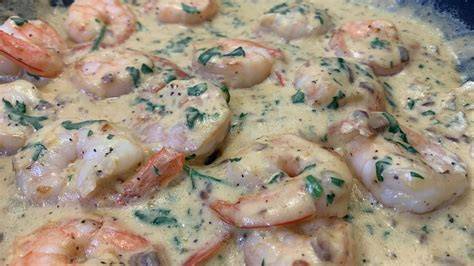Plato de crepes de camarones en salsa blanca