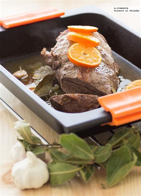 Asado de ternera con brandy y mandarina en una bandeja de horno