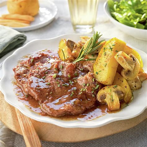 Plato de asado de ternera con salsa y guarnición